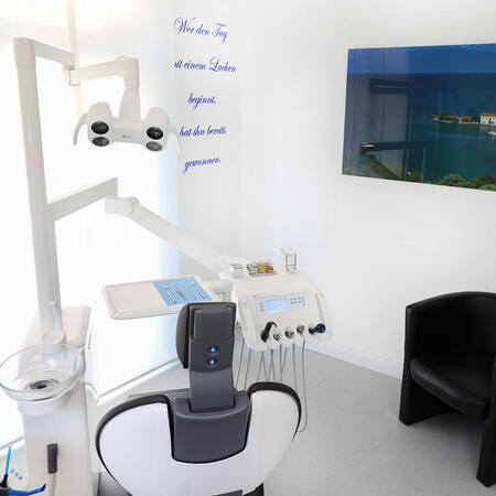 Moderne Zahnarztpraxis mit Behandlungsstuhl, zahnärztlichen Instrumenten und heller Einrichtung.